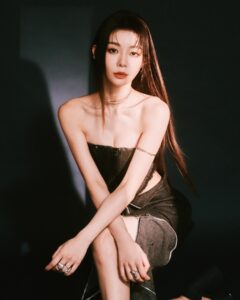 Yi-Ruei Chen Instagram - 最後 我們都會在 用心愛你的人 身邊 Photo:@ililyyy Stylist:@stylistlun716 Makeup&hair:@dora_lin_siyun Dress: @chowdeshomme Accessories: @recoverydesign @cloud_by_cloud Shoes: @charleskeith_tw