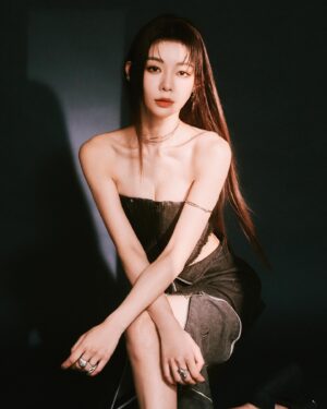 Yi-Ruei Chen Instagram - 最後 我們都會在 用心愛你的人 身邊

Photo:@ililyyy
Stylist:@stylistlun716
Makeup&hair:@dora_lin_siyun
Dress: @chowdeshomme
Accessories: @recoverydesign @cloud_by_cloud
Shoes: @charleskeith_tw