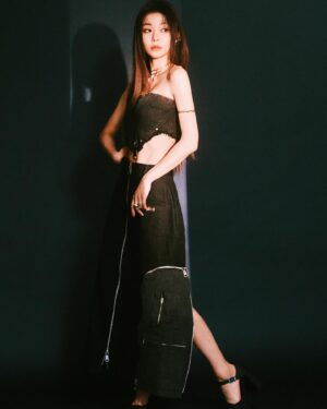 Yi-Ruei Chen Instagram - 最後 我們都會在 用心愛你的人 身邊

Photo:@ililyyy
Stylist:@stylistlun716
Makeup&hair:@dora_lin_siyun
Dress: @chowdeshomme
Accessories: @recoverydesign @cloud_by_cloud
Shoes: @charleskeith_tw