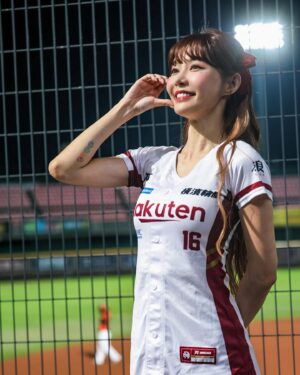 Yi-Ruei Chen Instagram - 這是一杯波哥、一碗小茂屋鍋燒意麵加辣🌶️
這裡是我還是一顆小豆苗時，慢慢成長的地方🌱
在我一點都不起眼時，你們把我當成寶藏，
細心呵護、支持，陪伴我成長茁壯！
謝謝 @endooooooooo 當時願意種下這顆種子
讓我有機會發光發熱，
一直感激在心❤️

坐在場邊的時候，望著對面橘色團結的應援海，
聽見那既熟悉又遙遠的音樂聲，
回想著跟大家一起擁有的點點滴滴，
依舊熱切感動。

當初沒有機會跟大家好好道別，
沒想過會有這麼一天，
能再站上台南棒球場的看台應援✨
看見好久不見的老屁股、難得相見的獅迷們
穿著獅隊球衣舉我的毛巾為我應援！😭🥹
太太太溫暖～～～就跟台南的太陽一樣🌞
謝謝來看我們、幫我們加油的大家🫶

2024.4.16、17是樂天桃猿第一次在台南的主場球賽，
這是第一次，也可能是最後一次，
這兩天的回憶真的很珍貴，
會放在我心裡一輩子✨

因為有了10號隊友遠道而來一起加油、
傑哥跟應援團奮力的打鼓，抗著我們的氣勢
雖然沒有贏，但是路很長，還沒有輸，
我們一定要更團結💪再接再厲
繼續突破，再戰起來！
主場見🐒⚾️❤️‍🔥
