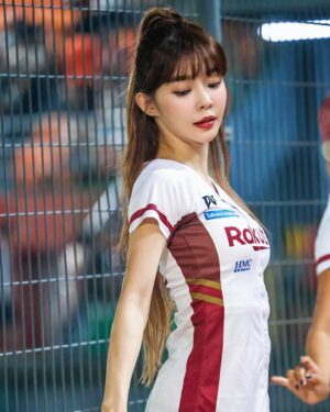Yi-Ruei Chen Instagram - 這是一杯波哥、一碗小茂屋鍋燒意麵加辣🌶️
這裡是我還是一顆小豆苗時，慢慢成長的地方🌱
在我一點都不起眼時，你們把我當成寶藏，
細心呵護、支持，陪伴我成長茁壯！
謝謝 @endooooooooo 當時願意種下這顆種子
讓我有機會發光發熱，
一直感激在心❤️

坐在場邊的時候，望著對面橘色團結的應援海，
聽見那既熟悉又遙遠的音樂聲，
回想著跟大家一起擁有的點點滴滴，
依舊熱切感動。

當初沒有機會跟大家好好道別，
沒想過會有這麼一天，
能再站上台南棒球場的看台應援✨
看見好久不見的老屁股、難得相見的獅迷們
穿著獅隊球衣舉我的毛巾為我應援！😭🥹
太太太溫暖～～～就跟台南的太陽一樣🌞
謝謝來看我們、幫我們加油的大家🫶

2024.4.16、17是樂天桃猿第一次在台南的主場球賽，
這是第一次，也可能是最後一次，
這兩天的回憶真的很珍貴，
會放在我心裡一輩子✨

因為有了10號隊友遠道而來一起加油、
傑哥跟應援團奮力的打鼓，抗著我們的氣勢
雖然沒有贏，但是路很長，還沒有輸，
我們一定要更團結💪再接再厲
繼續突破，再戰起來！
主場見🐒⚾️❤️‍🔥