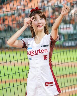 Yi-Ruei Chen Instagram - 這是一杯波哥、一碗小茂屋鍋燒意麵加辣🌶️
這裡是我還是一顆小豆苗時，慢慢成長的地方🌱
在我一點都不起眼時，你們把我當成寶藏，
細心呵護、支持，陪伴我成長茁壯！
謝謝 @endooooooooo 當時願意種下這顆種子
讓我有機會發光發熱，
一直感激在心❤️

坐在場邊的時候，望著對面橘色團結的應援海，
聽見那既熟悉又遙遠的音樂聲，
回想著跟大家一起擁有的點點滴滴，
依舊熱切感動。

當初沒有機會跟大家好好道別，
沒想過會有這麼一天，
能再站上台南棒球場的看台應援✨
看見好久不見的老屁股、難得相見的獅迷們
穿著獅隊球衣舉我的毛巾為我應援！😭🥹
太太太溫暖～～～就跟台南的太陽一樣🌞
謝謝來看我們、幫我們加油的大家🫶

2024.4.16、17是樂天桃猿第一次在台南的主場球賽，
這是第一次，也可能是最後一次，
這兩天的回憶真的很珍貴，
會放在我心裡一輩子✨

因為有了10號隊友遠道而來一起加油、
傑哥跟應援團奮力的打鼓，抗著我們的氣勢
雖然沒有贏，但是路很長，還沒有輸，
我們一定要更團結💪再接再厲
繼續突破，再戰起來！
主場見🐒⚾️❤️‍🔥