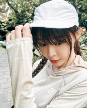 Yi-Ruei Chen Instagram - 曬太陽可以讓身體變好，心情變好，
睡眠也變好你們知道嗎！？
運動或是戶外走走都能療癒生活，
但是女生最怕曬太陽又熱又會變黑！
穿上 The North Face LIGHTRANGE™ / UPF 系列，
怎麼曬都不怕😛
盡情享受大自然❤️
感受新輕盈，今夏換我曬！

@thenorthface_tw 
#neverstopexploring
#今夏換我曬
#探索不怕曬