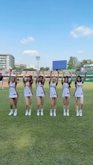 Yi-Ruei Chen Instagram - 今天我跟yuri帶女孩回娘家
必須帶大家逛逛球場☺️

#rakutengirls
 #凱莉絲kelis #yuri怡叡#阿布舞 #卉妮#熊霓#林儷軒