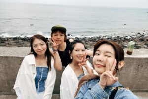 Yi-Ruei Chen Instagram - 這是前幾天放假
帶香港的女朋友一起去北海岸約會的我們❤️
很久沒有約會與踏青的我跟東
想破頭不知道該去哪裡
因為我們真的很久沒有出去玩了
結果這些地方也都是我們第一次去哈哈
這些地方大概應該都是….
小時候男朋友會帶我來約會的地方吧？！

從來沒有跟女生朋友走景點跟打卡餐廳
我們還不小心一起dress code 
真的太浪漫太可愛了💕
女生的約會好療癒～～～～我又滿血回歸啦
聊不完，愛妳們😘

只是平常沒工作的我
看起來真的都是懨懨一息憔悴沒電狀態耶🪫🤣

突然想到一句話：
無論是什麼關係，
提供不了情緒價值、
給予不了正面陪伴、
無法成為你的經濟支持、
三點不佔一樣，
只有捨棄，自己才能快樂！

無論何種關係，
正確的愛應該是讓人變得溫柔勇敢，
而不是讓人時常感到委屈或妥協，
那個優先考慮你的想法跟心情的人，
才懂如何給予溫暖，對吧？

希望所有還在修補傷心的人，
能夠想透，
讓自己過的幸福開心是自己可以選擇的權利，
任何人的愛與不愛，其實都不需要理由，
就像每個人的生命長短，也沒有邏輯，
這是宇宙安排好，讓你去體驗與感受的過程，
送給你的生命故事。

趕快讓自己快樂生活，享受當下，
不要浪費你從那麼遠的地方來地球當人類🫶