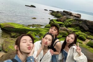 Yi-Ruei Chen Instagram - 這是前幾天放假
帶香港的女朋友一起去北海岸約會的我們❤️
很久沒有約會與踏青的我跟東
想破頭不知道該去哪裡
因為我們真的很久沒有出去玩了
結果這些地方也都是我們第一次去哈哈
這些地方大概應該都是….
小時候男朋友會帶我來約會的地方吧？！

從來沒有跟女生朋友走景點跟打卡餐廳
我們還不小心一起dress code 
真的太浪漫太可愛了💕
女生的約會好療癒～～～～我又滿血回歸啦
聊不完，愛妳們😘

只是平常沒工作的我
看起來真的都是懨懨一息憔悴沒電狀態耶🪫🤣

突然想到一句話：
無論是什麼關係，
提供不了情緒價值、
給予不了正面陪伴、
無法成為你的經濟支持、
三點不佔一樣，
只有捨棄，自己才能快樂！

無論何種關係，
正確的愛應該是讓人變得溫柔勇敢，
而不是讓人時常感到委屈或妥協，
那個優先考慮你的想法跟心情的人，
才懂如何給予溫暖，對吧？

希望所有還在修補傷心的人，
能夠想透，
讓自己過的幸福開心是自己可以選擇的權利，
任何人的愛與不愛，其實都不需要理由，
就像每個人的生命長短，也沒有邏輯，
這是宇宙安排好，讓你去體驗與感受的過程，
送給你的生命故事。

趕快讓自己快樂生活，享受當下，
不要浪費你從那麼遠的地方來地球當人類🫶