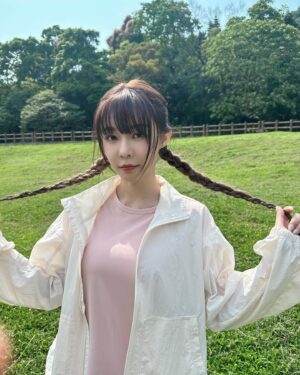 Yi-Ruei Chen Instagram - 曬太陽可以讓身體變好，心情變好，
睡眠也變好你們知道嗎！？
運動或是戶外走走都能療癒生活，
但是女生最怕曬太陽又熱又會變黑！
穿上 The North Face LIGHTRANGE™ / UPF 系列，
怎麼曬都不怕😛
盡情享受大自然❤️
感受新輕盈，今夏換我曬！

@thenorthface_tw 
#neverstopexploring
#今夏換我曬
#探索不怕曬