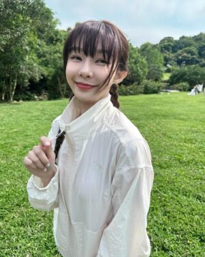 Yi-Ruei Chen Instagram - 曬太陽可以讓身體變好，心情變好，
睡眠也變好你們知道嗎！？
運動或是戶外走走都能療癒生活，
但是女生最怕曬太陽又熱又會變黑！
穿上 The North Face LIGHTRANGE™ / UPF 系列，
怎麼曬都不怕😛
盡情享受大自然❤️
感受新輕盈，今夏換我曬！

@thenorthface_tw 
#neverstopexploring
#今夏換我曬
#探索不怕曬