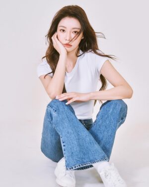 Yi-Ruei Chen Instagram - 從事喜愛的工作事業，有安身立命的能力，
善良、柔韌、繼續充滿天真與理想，
從過往每一個令人疼痛的碎片中，
汲取能量與韌性，找到那個眼睛明亮清澈的自己。

雞湯都是講來餵養自己的，
需要鼓勵自己、提醒自己，
持續當個熱血笨蛋～

今年的形象照。
除了不再擁有一副青澀易受驚嚇的模樣外，
多了一點游刃有餘，還有一點歲月的底氣😛

一直以來喜歡當個工作蜜蜂🐝工作使我有安全感
生活不小心累到空白（嚇
現在依然愛工作，更追求生活中的精神共振
做可以給予自己情緒價值的選擇☀️