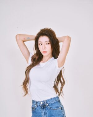 Yi-Ruei Chen Instagram - 從事喜愛的工作事業，有安身立命的能力，
善良、柔韌、繼續充滿天真與理想，
從過往每一個令人疼痛的碎片中，
汲取能量與韌性，找到那個眼睛明亮清澈的自己。

雞湯都是講來餵養自己的，
需要鼓勵自己、提醒自己，
持續當個熱血笨蛋～

今年的形象照。
除了不再擁有一副青澀易受驚嚇的模樣外，
多了一點游刃有餘，還有一點歲月的底氣😛

一直以來喜歡當個工作蜜蜂🐝工作使我有安全感
生活不小心累到空白（嚇
現在依然愛工作，更追求生活中的精神共振
做可以給予自己情緒價值的選擇☀️