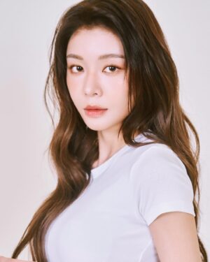 Yi-Ruei Chen Instagram - 從事喜愛的工作事業，有安身立命的能力，
善良、柔韌、繼續充滿天真與理想，
從過往每一個令人疼痛的碎片中，
汲取能量與韌性，找到那個眼睛明亮清澈的自己。

雞湯都是講來餵養自己的，
需要鼓勵自己、提醒自己，
持續當個熱血笨蛋～

今年的形象照。
除了不再擁有一副青澀易受驚嚇的模樣外，
多了一點游刃有餘，還有一點歲月的底氣😛

一直以來喜歡當個工作蜜蜂🐝工作使我有安全感
生活不小心累到空白（嚇
現在依然愛工作，更追求生活中的精神共振
做可以給予自己情緒價值的選擇☀️