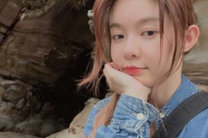 Yi-Ruei Chen Instagram - 這是前幾天放假
帶香港的女朋友一起去北海岸約會的我們❤️
很久沒有約會與踏青的我跟東
想破頭不知道該去哪裡
因為我們真的很久沒有出去玩了
結果這些地方也都是我們第一次去哈哈
這些地方大概應該都是….
小時候男朋友會帶我來約會的地方吧？！

從來沒有跟女生朋友走景點跟打卡餐廳
我們還不小心一起dress code 
真的太浪漫太可愛了💕
女生的約會好療癒～～～～我又滿血回歸啦
聊不完，愛妳們😘

只是平常沒工作的我
看起來真的都是懨懨一息憔悴沒電狀態耶🪫🤣

突然想到一句話：
無論是什麼關係，
提供不了情緒價值、
給予不了正面陪伴、
無法成為你的經濟支持、
三點不佔一樣，
只有捨棄，自己才能快樂！

無論何種關係，
正確的愛應該是讓人變得溫柔勇敢，
而不是讓人時常感到委屈或妥協，
那個優先考慮你的想法跟心情的人，
才懂如何給予溫暖，對吧？

希望所有還在修補傷心的人，
能夠想透，
讓自己過的幸福開心是自己可以選擇的權利，
任何人的愛與不愛，其實都不需要理由，
就像每個人的生命長短，也沒有邏輯，
這是宇宙安排好，讓你去體驗與感受的過程，
送給你的生命故事。

趕快讓自己快樂生活，享受當下，
不要浪費你從那麼遠的地方來地球當人類🫶