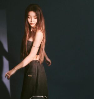 Yi-Ruei Chen Instagram - 在暗處時 連影子都會離開你
朝有光照亮你的地方去吧
那個睡不到天亮 也睡不進夜晚的你，
我們約定好，不要待在同一個地方，重複悲傷。