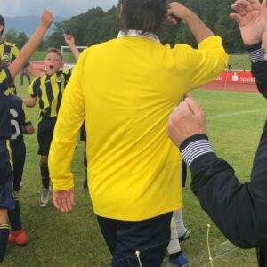 Yıldız Kaplan Instagram - Almanya da yine fırtınalar kopardı U11 Fenerbahce altyapı Aslanları🙏😇❤️Benim minik kartalım da 10 11 gol attı annesinin kuzusu😇❤️❤️ #fenerbahçe