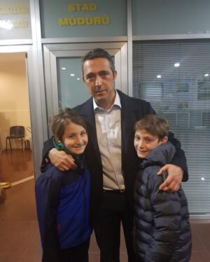 Yıldız Kaplan Instagram - Canım oğlum Akif ve Efe Ceylan ,başkanımız Ali Koç 🙏🏻❤️ En büyük başkan bizim başkan #alikoc #fenerbahçe #kanarya #sarilacivert #fener #futbolsoldaki gelecek vadeden kaleci sağdaki benimki forvet😊❤️❤️❤️ @ako01kopuz