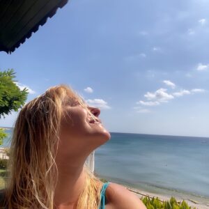 Yıldız Kaplan Instagram - Eylül bi başka😇Sessizliği,denizin ,denizden çok göl gibi olması,sıcaklığının yanında şerbet gibi oluşu ve bazen yalnızlık güzel.🥰