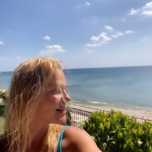 Yıldız Kaplan Instagram - Eylül bi başka😇Sessizliği,denizin ,denizden çok göl gibi olması,sıcaklığının yanında şerbet gibi oluşu ve bazen yalnızlık güzel.🥰