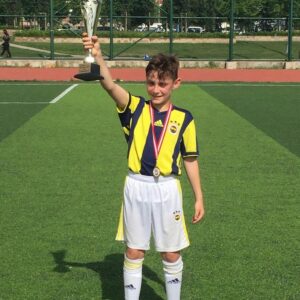 Yıldız Kaplan Instagram - Yine Şampiyon olduk U 11 Fenerbahçe.Aldık kupa yı.İki gündür çocuklar kadar bizlerde perişan olduk🤯🤯😊🎉 @sinem_ceylan_sinem  @ayca.gk @yusufbahacelik @yunuscigdeminci @53volkanceylan @dlkaln @enginaslan1733 tabiiki @ozyakupcaner hocamızın ve diğer birbirinden değerli çocuklarımızın sayesinde.Aynı zamanda haftanın her günü onların peşinde koşturan anneleri ve babaları yani bizleride unutmamak lazım😅😎Bizde kupa istiyoruz😇💛💙Güneşin altında yandık bittik kül olduk😫Bu arada 42 beden Volkan ın bana giydirdiği forma ile bayağı bi kilolu çıkmışım @53volkanceylan Allah seni bildiği gibi yapsın volki şimdi herkes Yıldız kilo almış diyecek🤣 @Fenerbahçe #fenerbahçe