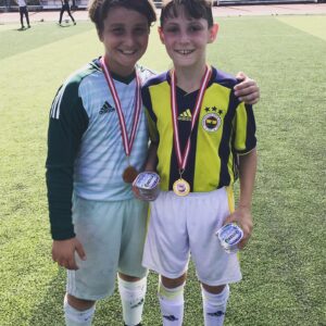 Yıldız Kaplan Instagram - Yine Şampiyon olduk U 11 Fenerbahçe.Aldık kupa yı.İki gündür çocuklar kadar bizlerde perişan olduk🤯🤯😊🎉 @sinem_ceylan_sinem  @ayca.gk @yusufbahacelik @yunuscigdeminci @53volkanceylan @dlkaln @enginaslan1733 tabiiki @ozyakupcaner hocamızın ve diğer birbirinden değerli çocuklarımızın sayesinde.Aynı zamanda haftanın her günü onların peşinde koşturan anneleri ve babaları yani bizleride unutmamak lazım😅😎Bizde kupa istiyoruz😇💛💙Güneşin altında yandık bittik kül olduk😫Bu arada 42 beden Volkan ın bana giydirdiği forma ile bayağı bi kilolu çıkmışım @53volkanceylan Allah seni bildiği gibi yapsın volki şimdi herkes Yıldız kilo almış diyecek🤣 @Fenerbahçe #fenerbahçe