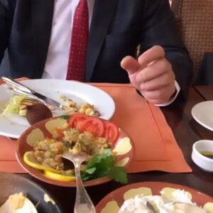 Yıldız Kaplan Instagram - Lise 1 Tarih öğretmenim İstanbul a kızını ziyarete gelmiş bende kızı sayılırım .Çırağan Laledan restoran da canım Hocam ile keyifli buluşma ve sohbet😊❤(Laf aramız da Hocam çok yakışıklıydı,genç kızlık 😜bende çok beğenirdim)🙈🙈🙈Meğer bütün okuttuğu öğrenciler öyleymiş.Canım öğretmenim yaa ne çekmiş öğrencilerinden😃Hatta bi anım varmış bir daha ki sefere getirecekmiş onu,saklamış.Kah duygulandık gözlerimiz doldu,kah güldük❤️