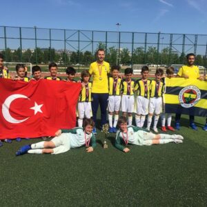 Yıldız Kaplan Instagram - Yine Şampiyon olduk U 11 Fenerbahçe.Aldık kupa yı.İki gündür çocuklar kadar bizlerde perişan olduk🤯🤯😊🎉 @sinem_ceylan_sinem  @ayca.gk @yusufbahacelik @yunuscigdeminci @53volkanceylan @dlkaln @enginaslan1733 tabiiki @ozyakupcaner hocamızın ve diğer birbirinden değerli çocuklarımızın sayesinde.Aynı zamanda haftanın her günü onların peşinde koşturan anneleri ve babaları yani bizleride unutmamak lazım😅😎Bizde kupa istiyoruz😇💛💙Güneşin altında yandık bittik kül olduk😫Bu arada 42 beden Volkan ın bana giydirdiği forma ile bayağı bi kilolu çıkmışım @53volkanceylan Allah seni bildiği gibi yapsın volki şimdi herkes Yıldız kilo almış diyecek🤣 @Fenerbahçe #fenerbahçe