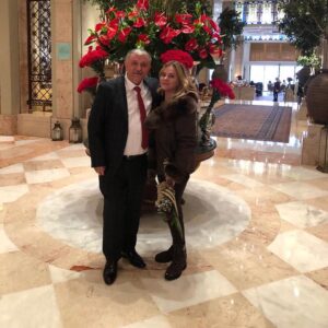 Yıldız Kaplan Instagram - Lise 1 Tarih öğretmenim İstanbul a kızını ziyarete gelmiş bende kızı sayılırım .Çırağan Laledan restoran da canım Hocam ile keyifli buluşma ve sohbet😊❤(Laf aramız da Hocam çok yakışıklıydı,genç kızlık 😜bende çok beğenirdim)🙈🙈🙈Meğer bütün okuttuğu öğrenciler öyleymiş.Canım öğretmenim yaa ne çekmiş öğrencilerinden😃Hatta bi anım varmış bir daha ki sefere getirecekmiş onu,saklamış.Kah duygulandık gözlerimiz doldu,kah güldük❤️