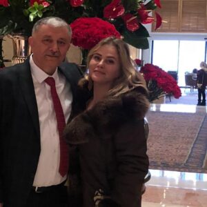 Yıldız Kaplan Instagram - Lise 1 Tarih öğretmenim İstanbul a kızını ziyarete gelmiş bende kızı sayılırım .Çırağan Laledan restoran da canım Hocam ile keyifli buluşma ve sohbet😊❤(Laf aramız da Hocam çok yakışıklıydı,genç kızlık 😜bende çok beğenirdim)🙈🙈🙈Meğer bütün okuttuğu öğrenciler öyleymiş.Canım öğretmenim yaa ne çekmiş öğrencilerinden😃Hatta bi anım varmış bir daha ki sefere getirecekmiş onu,saklamış.Kah duygulandık gözlerimiz doldu,kah güldük❤️