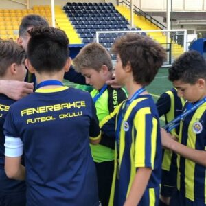 Yıldız Kaplan Instagram - Beykoz Fenerbahçe Spor Okulu İstanbul Şampiyooonuuuu😊❤️👏👏👏 #fenerbahçe Akif’in yarım ağızla Fenerbahçe demesi Beşiktaşlı olmayı hiç bırakmadı😂😂😂Annesinin akıllı pırıl pırılı 😇❤️