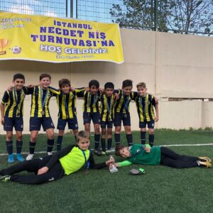 Yıldız Kaplan Instagram - Beykoz Fenerbahçe Spor Okulu İstanbul Şampiyooonuuuu😊❤️👏👏👏 #fenerbahçe Akif’in yarım ağızla Fenerbahçe demesi Beşiktaşlı olmayı hiç bırakmadı😂😂😂Annesinin akıllı pırıl pırılı 😇❤️