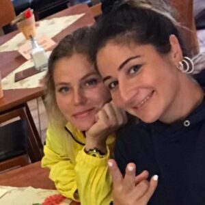 Yıldız Kaplan Instagram - Almanya daki turnuvamızdan 😇Estik ,şampiyon olduk babasının ,annesinin gururu.Canım arkadaşım @sinem_ceylan_sinem Çokkk eğlendik💕Bu arada Baden-Baden deki müthiş tarihi kumarhaneye de uğramadan günü sonlandıramadık😀😁Orda da ben kazandım💃💃💃Tabiiki ebeveynler olarak verdiğimiz savaşla kupaya sahip çıkmayada çalışmak🙈🙈🙈Birde bi puanla canımın içi turnuvada en iyi oynayan futbolcu ödülünü kaçırdı:)Olsun daha çokkk çalışsın😜Gözler Akif de BENN😇❤️