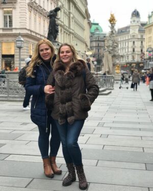 Yıldız Kaplan Instagram - Avusturya Viyana da dostlarla gezinti😊❤Biraz sonra slovakya ya doğru hareket.Çocuklarımızın turnuvasını izlemeye.İnşallah burdan da şampiyon döneriz😊🙏❤#avusturya🇦🇹 #viyana #slovakia @ayca.gk @nesrincan22  @sinem_ceylan_sinem @53volkanceylan @a