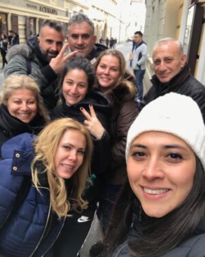 Yıldız Kaplan Instagram - Avusturya Viyana da dostlarla gezinti😊❤Biraz sonra slovakya ya doğru hareket.Çocuklarımızın turnuvasını izlemeye.İnşallah burdan da şampiyon döneriz😊🙏❤#avusturya🇦🇹 #viyana #slovakia @ayca.gk @nesrincan22  @sinem_ceylan_sinem @53volkanceylan @a