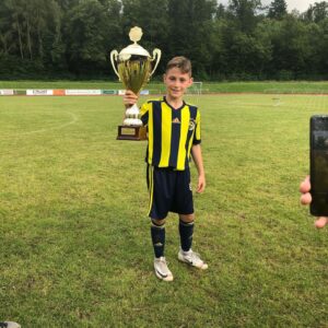 Yıldız Kaplan Instagram - Almanya da yine fırtınalar kopardı U11 Fenerbahce altyapı Aslanları🙏😇❤️Benim minik kartalım da 10 11 gol attı annesinin kuzusu😇❤️❤️ #fenerbahçe