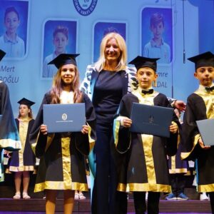 Yıldız Kaplan Instagram - Canım biricik oğlumun mezuniyeti.Başarılarının devamı olsun bitanem çalışkan güzel yürekli oğlum😇🙏❤❤#itü