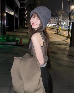 Ying-Xuan Ge Instagram - 連晚上出門都覺得熱
夏天可以不要來嗎😵‍💫