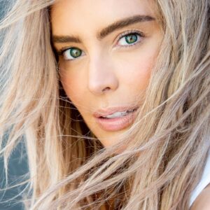 Yoanna House Instagram - 📸 fresh 🧼 NEW headshot by @scott.teitler who shot my 1st test for ANTM submission 😙

📸 fresco  NUEVA headshot de @scott.teitler, quien disparó mi primera prueba para el envío de ANTM 😙