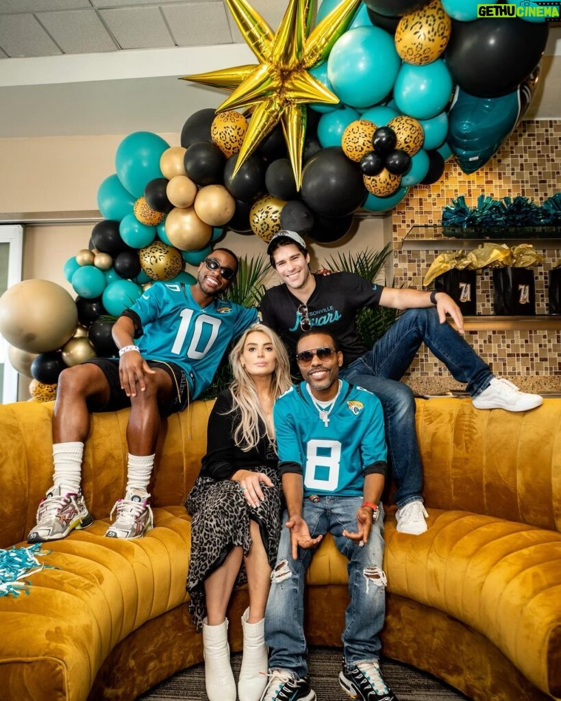 Yoanna House Instagram - It was a tremendous honor being invited to join the @jaguars and @roarofthejags celebrate our city and Tony Boselli's induction into the @nfl Hall of Fame. I remember being with my dad as we used to watch Tony play. The VIP Influencer suite was incredible, I was blown away by impeccable service and overall experience! Duuuuval 🐆❤️
