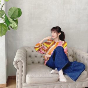 Yôko Moriguchi Instagram - .
.
のんびり中。。
出来るだけな〜んにもしない。
難しい事もあえて考えない。
そんな日を作るようにしています。
とにかく ぽわ〜ん。。
.
 #ブラウス
@ottodame_jp