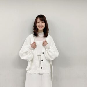 Yôko Moriguchi Instagram - .
.
本日、プレバト俳句に
出演させていただきます！
今回のプレバトは前回のタイトル戦で見事優勝の森迫永依ちゃんに続く特待生候補の皆さんが御出演。
あたくしもウカウカしておれんのです！！
. 
 #プレバト
 #俳句
 #名人昇格試験
 #今回の兼題はつまずく
 #難しいよお
.
お衣裳
@lephil_official

アクセサリー
@blanciris_official