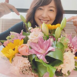 Yôko Moriguchi Instagram - .
.
さて、こちらはある撮影現場でいただいたお誕生日のお花です。
どうやら、始まるようですねえ。
.
@aibou_official