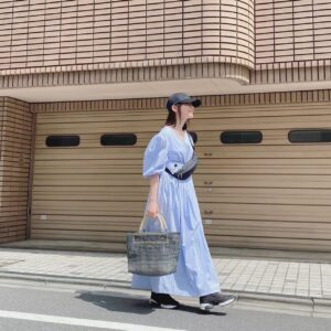 Yôko Moriguchi Instagram - .
.
暑いですねえ。 が合言葉の毎日ですが、な〜となく頑張って行きましょう。
行ってきます。
行ってらっしゃい。
.
#早足で歩くと暑い
#ゆっくり歩いても暑い
#方蔭を選んで歩く
