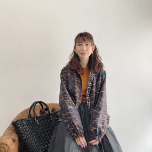 Yôko Moriguchi Instagram - .
.
な〜んか、寒いなあ。
私達の世代でいう、いわゆる「ヤッケ」？(笑)
シャカシャカ素材のブルゾン。
今はなんていうんだろ、、。
今年はいろいろなブランドからスポーツアイテムの日常着が出ていますね。
毎日、コーディネートを楽しんでいます♡
ってか、みんな、そっちにいないで
こっち来てよ〜。
.
.
@ottodame_jp 
@ottodame 
@un3d_official