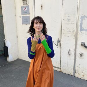 Yôko Moriguchi Instagram - .
.
本日19時より
プレバト俳句に出演いたします！
今日は大好きな方達に囲まれてテンション上がっています♡
.
@prbt_official 
#プレバト
#俳句
.

衣裳
@ommo_official_ 
アクセサリー
@blanciris_official
靴
@manacraftshoes