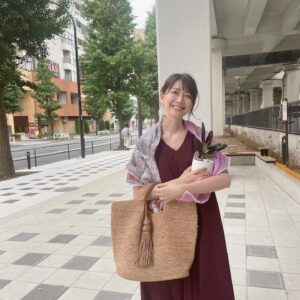 Yôko Moriguchi Instagram - .
.
わあい✨️
お仕事場にあった
観葉植物をいただいてしまいました〜。
わあい。
.
#ヘビロテワンピース
@ayuuki0908  ちゃん
＆
@cbp.tokyo  さんコラボ
#スカーフ
@ottodame_jp 
#サンダル
@gu_for_all_