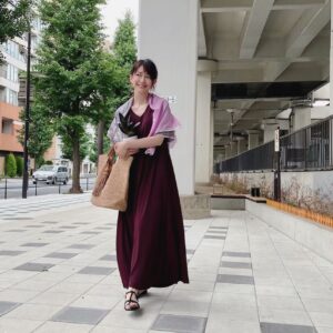 Yôko Moriguchi Instagram - .
.
わあい✨️
お仕事場にあった
観葉植物をいただいてしまいました〜。
わあい。
.
#ヘビロテワンピース
@ayuuki0908  ちゃん
＆
@cbp.tokyo  さんコラボ
#スカーフ
@ottodame_jp 
#サンダル
@gu_for_all_