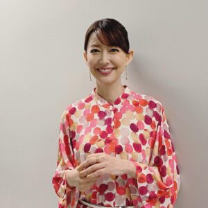 Yôko Moriguchi Instagram - .
本日
プレバト 俳句
秋のタイトル戦「金秋戦 」決勝！！

今回のお題は なんと
『月』
ええーー！？
今までの兼題の中で
一番難しいかも、、、、💦
と、いうことで
かなり苦労した1句で
挑戦いたします。
私らしいものが
出来たとは思いつつ
どうかなぁ。
皆さん、応援してください〜。
.
@prbt_official 
#プレバト俳句 
#秋のタイトル戦金秋戦 
#決勝
#兼題は 
#月
.
衣裳
@marella_japan
@sanki.press
アクセサリー
@grossejapan
靴
@cavacava_official