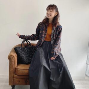 Yôko Moriguchi Instagram - .
.
な〜んか、寒いなあ。
私達の世代でいう、いわゆる「ヤッケ」？(笑)
シャカシャカ素材のブルゾン。
今はなんていうんだろ、、。
今年はいろいろなブランドからスポーツアイテムの日常着が出ていますね。
毎日、コーディネートを楽しんでいます♡
ってか、みんな、そっちにいないで
こっち来てよ〜。
.
.
@ottodame_jp 
@ottodame 
@un3d_official