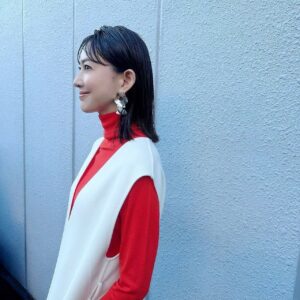 Yôko Moriguchi Instagram - .
.
本日 
プレバト俳句昇格試験！
に挑戦いたします。
お題は 「万国旗」
皆さんも
是非、一句作ってみてね。
.
@prbt_official 
#プレバト
#俳句
#昇格試験 😱
.
ジレワンピース
@jdot_official_
#jdot
#ジェイドット

ニット、スカート 
@doclasse_style
#DoCLASSE
#doclasse
#ドゥクラッセ

ピアス
@kalevala_jp

リング
@flake_jewelry_ official

ブーツ
@vege.official