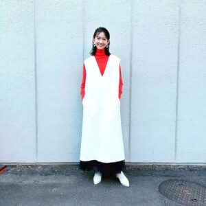 Yôko Moriguchi Instagram - .
.
本日 
プレバト俳句昇格試験！
に挑戦いたします。
お題は 「万国旗」
皆さんも
是非、一句作ってみてね。
.
@prbt_official 
#プレバト
#俳句
#昇格試験 😱
.
ジレワンピース
@jdot_official_
#jdot
#ジェイドット

ニット、スカート 
@doclasse_style
#DoCLASSE
#doclasse
#ドゥクラッセ

ピアス
@kalevala_jp

リング
@flake_jewelry_ official

ブーツ
@vege.official