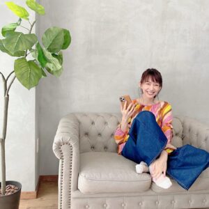 Yôko Moriguchi Instagram - .
.
のんびり中。。
出来るだけな〜んにもしない。
難しい事もあえて考えない。
そんな日を作るようにしています。
とにかく ぽわ〜ん。。
.
 #ブラウス
@ottodame_jp